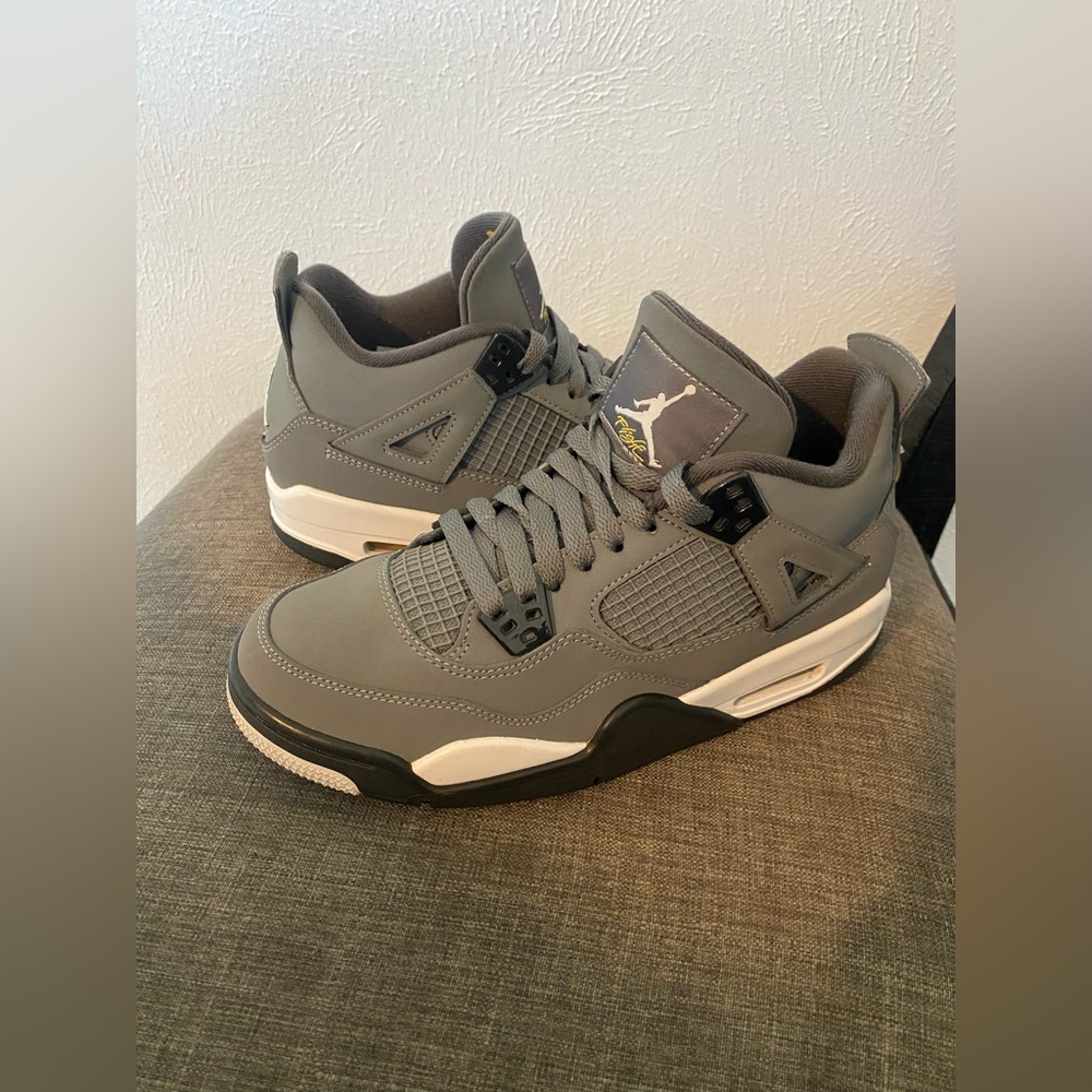 [SOLD] Like-New Jordan Cool Gray 4's (2019) size 7y
